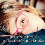 chica-joven-tumbada-en-la-cama-y-llevando-gafas-rosas