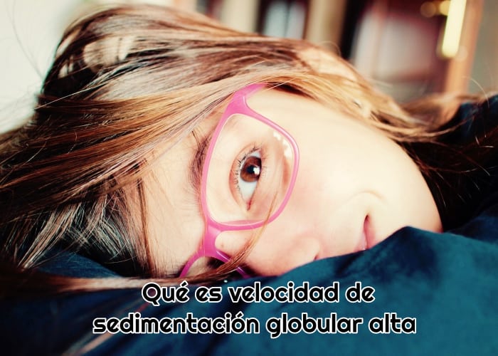 chica-joven-tumbada-en-la-cama-y-llevando-gafas-rosas