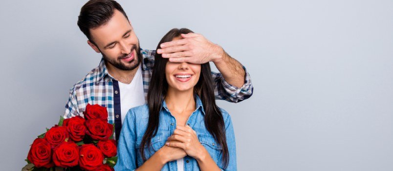 chico-dando-una-sopresa-con-flores-a-su-pareja