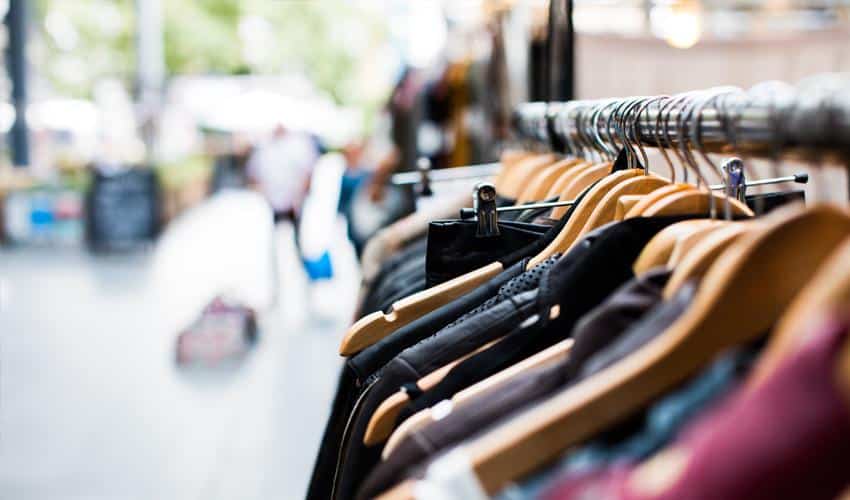 perchas llenas de ropa
